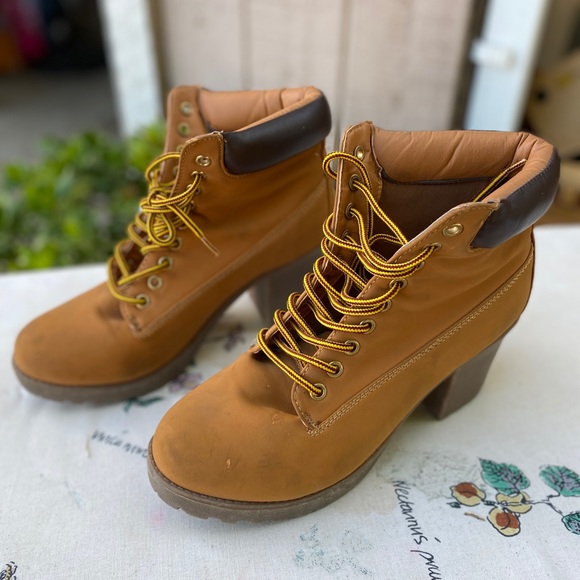 Large boots - Picture 3 of 4